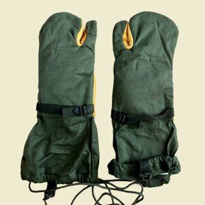Vintage M-1965 U.S. Army OD Green Trigger Finger Mittens with Liners